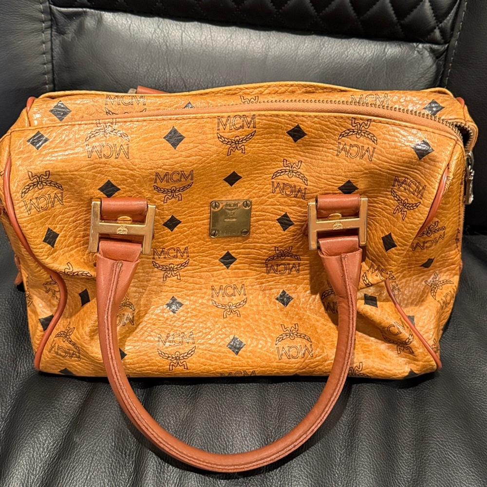$1250 MCM BOSTON BAG W/ D RINGS